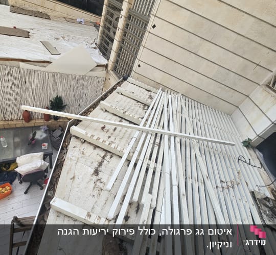 לוחות עץ וכלים על גג, קשור לאיטום